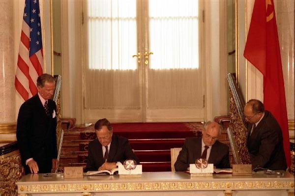 US President George H.W. Bush and Soviet General Secretary Mikhail Gorbachev sign the START I Agreement, July 31, 1991.